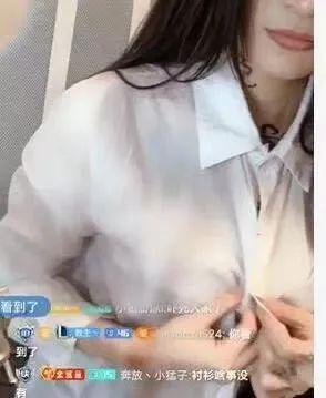 女主播现场脱衣服,直播现场惊现意外！女主播脱衣瞬间引发热议